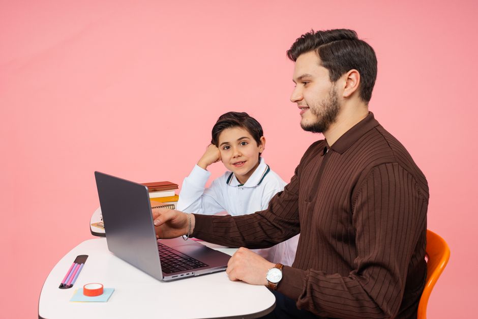 Portrait einer Lehrkraft im Bereich Programmierung