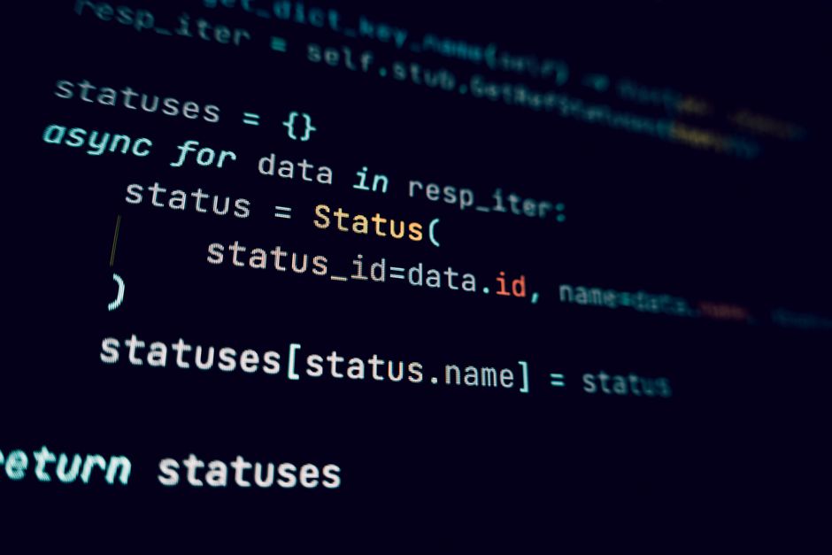 Teilnehmer einer Programmierklasse in kleiner Gruppe bei Lumqoranivtxzd