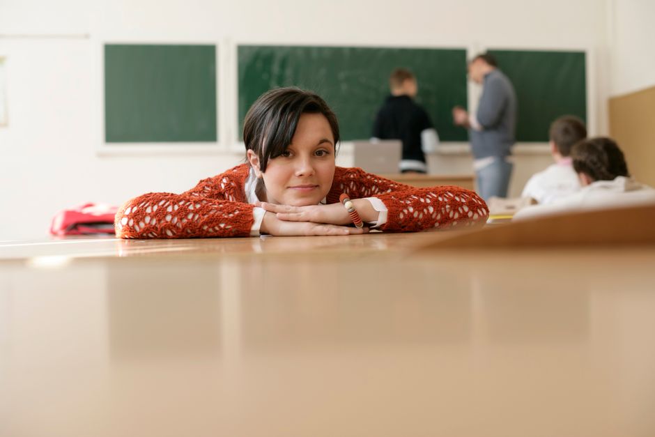 Lehrkraft erklärt Programmierkonzepte am Bildschirm in einem Kursraum