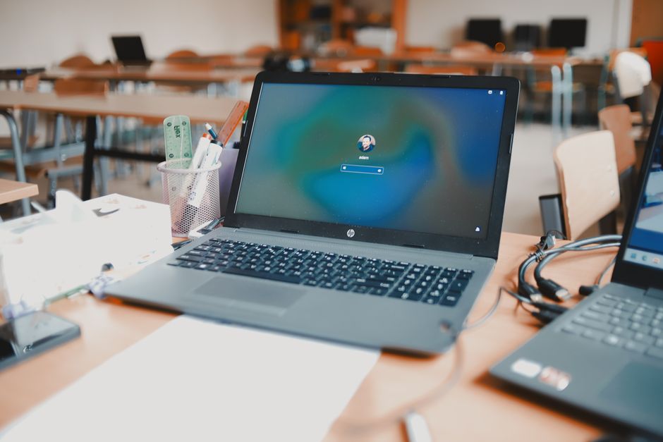 Gemeinsames Üben von Code in einer Programmierklasse mit Aufgaben und Beispielen