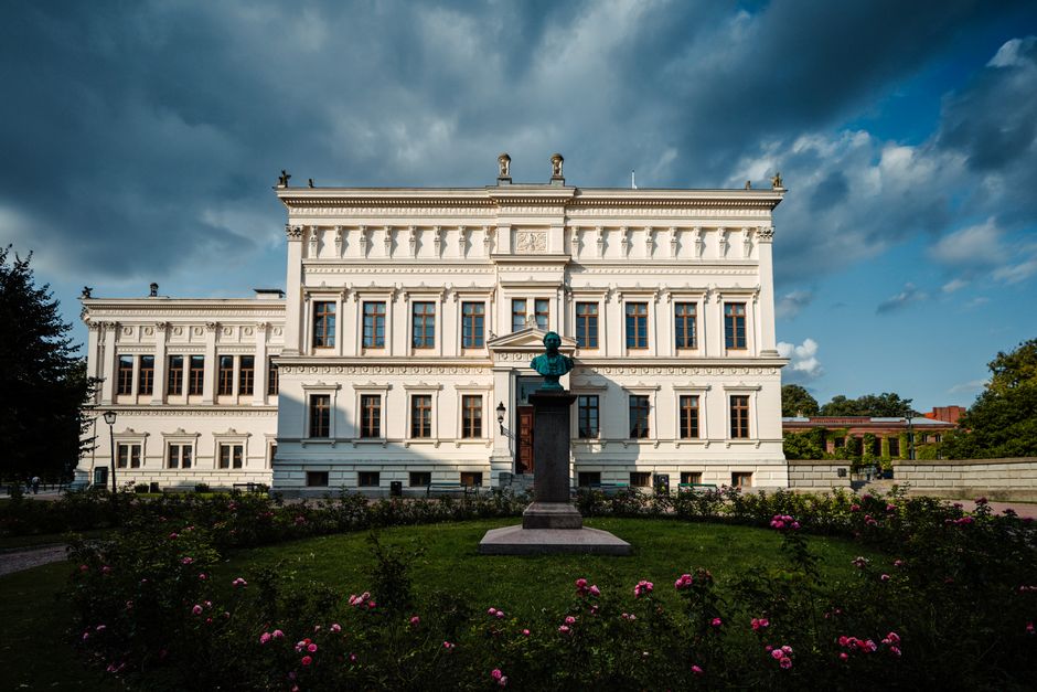Unterrichtssituation in einem Kursraum mit Fokus auf Programmieren und Zusammenarbeit